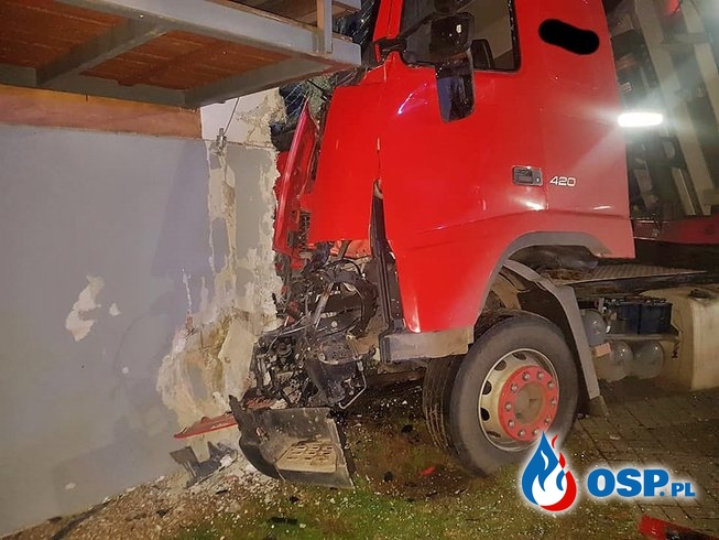 Ciężarówka wjechała w dom po zderzeniu z samochodem OSP Ochotnicza Straż Pożarna
