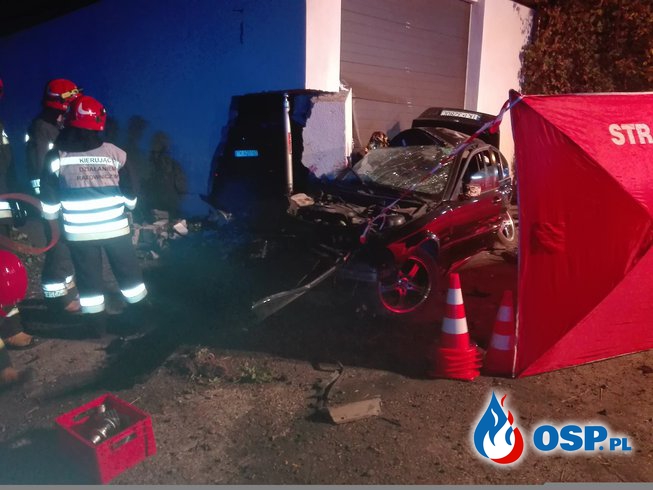 Rozpędzone BMW rozbiło się na garażu. Dwóch młodych mężczyzn zginęło. OSP Ochotnicza Straż Pożarna
