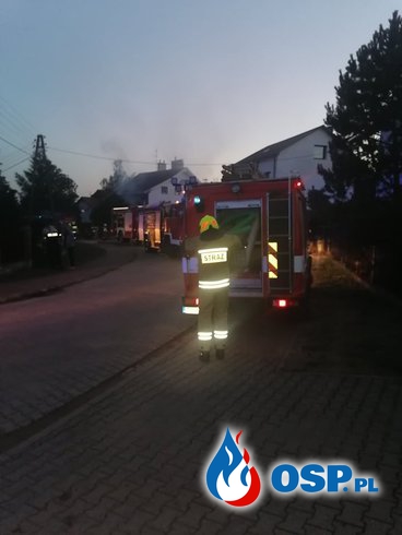 Pożar w Łężku. Strażacy wynieśli z płonącego domu butle gazowe. OSP Ochotnicza Straż Pożarna