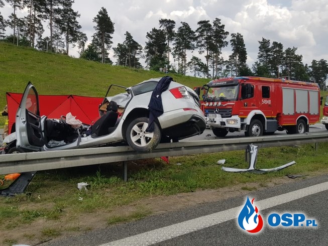 Tragiczny wypadek na A1. Samochód zderzył się z ciężarówką i uderzył w barierę. OSP Ochotnicza Straż Pożarna