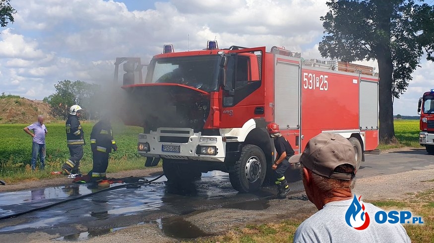 Wóz strażacki zapalił się podczas akcji. Strażak wymagał pomocy lekarskiej. OSP Ochotnicza Straż Pożarna