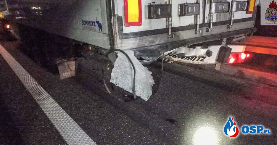 Tragiczny wypadek na A2. Auto osobowe wjechało w ciężarówkę. OSP Ochotnicza Straż Pożarna