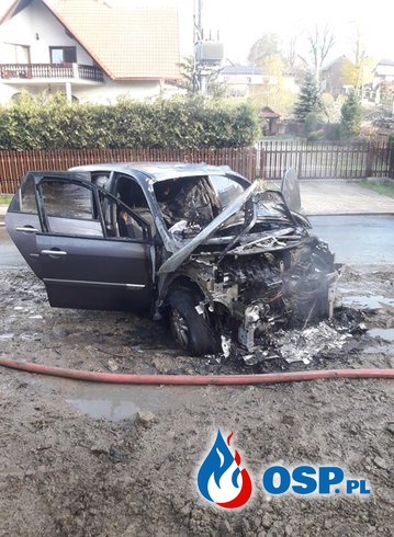 Pożar auta w Sieniawie. Mimo szybkiej akcji strażaków pojazd spłonął. OSP Ochotnicza Straż Pożarna
