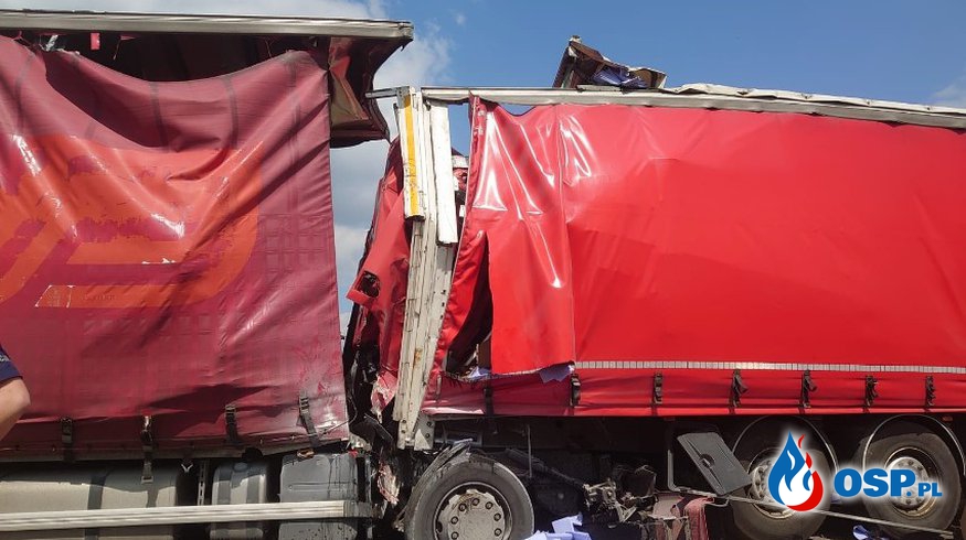 Trzy ciężarówki zderzyły się na A4. Jeden z kierowców nie żyje. OSP Ochotnicza Straż Pożarna