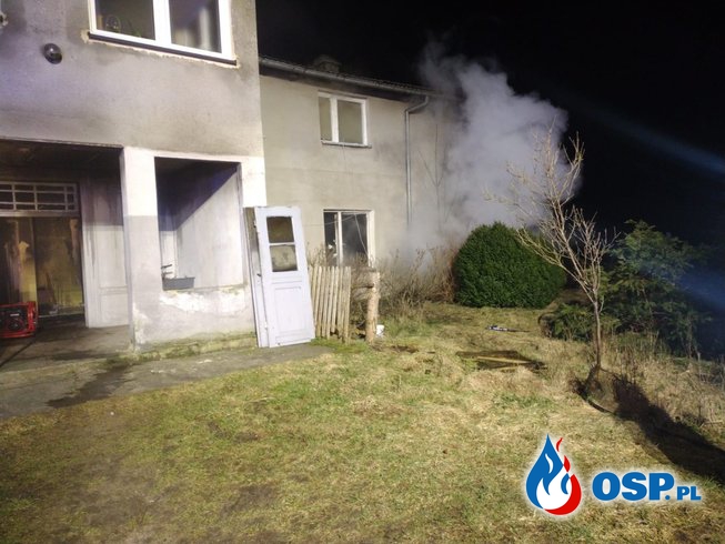 W płonącym mieszkaniu zginął mężczyzna. Tragiczny pożar pod Białogardem. OSP Ochotnicza Straż Pożarna
