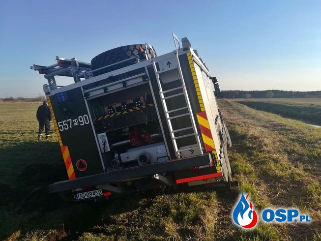 Wóz strażaków utknął podczas akcji. Wyciągnął go Rotator. OSP Ochotnicza Straż Pożarna
