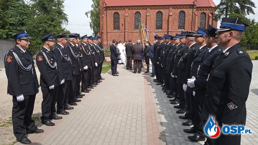 Asysta podczas wizytacji Prymasa Polski OSP Ochotnicza Straż Pożarna