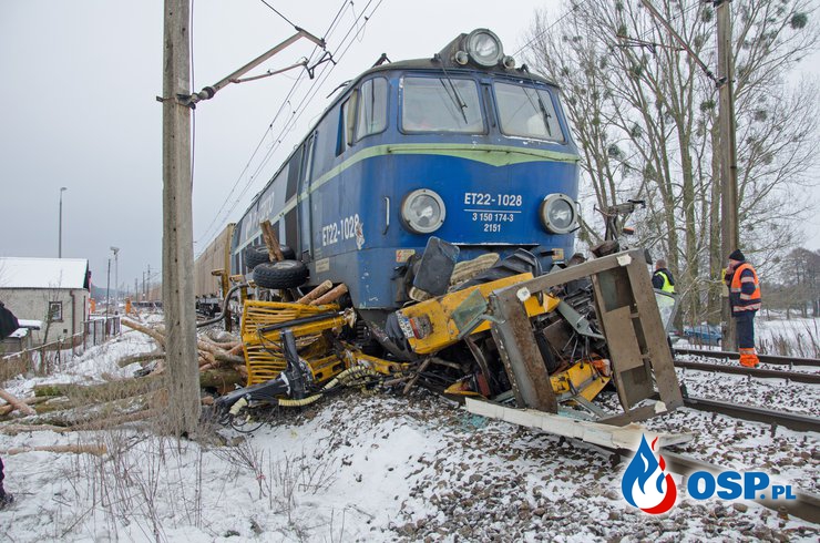 Wypadek na przejeździe kolejowym w Starej Rokitni. Ciągnik wjechał pod pociąg towarowy. OSP Ochotnicza Straż Pożarna
