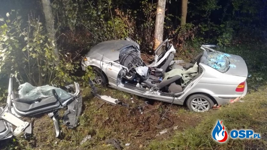 22-letni kierowca BMW roztrzaskał auto na drzewie. Zginął na miejscu. OSP Ochotnicza Straż Pożarna
