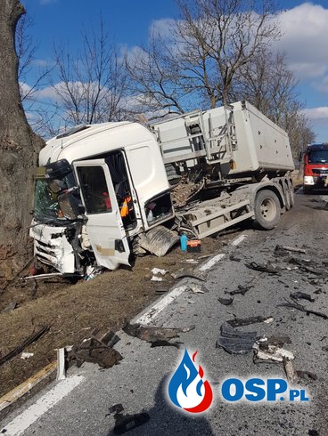 Tragiczny finał zderzenia ciężarówki z osobówką. Nie żyje 36-letni kierowca. OSP Ochotnicza Straż Pożarna