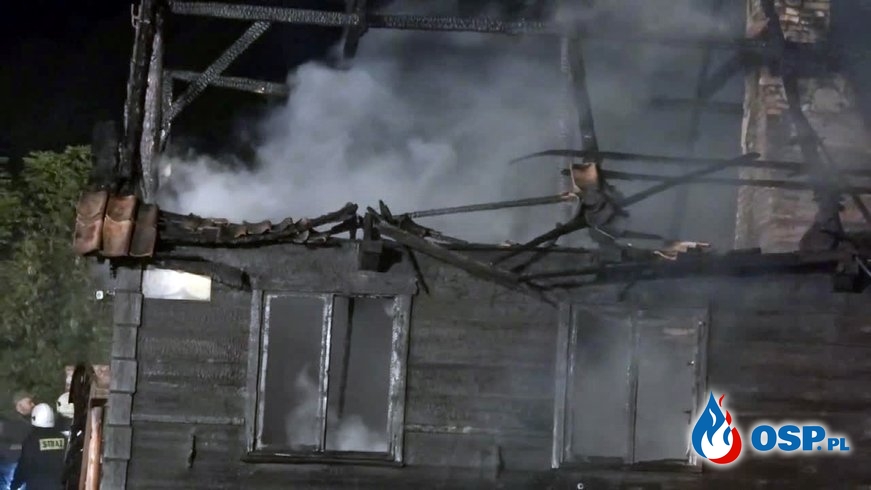 Drewniany dom doszczętnie spłonął. Rodzina zdołała uciec przed pożarem. OSP Ochotnicza Straż Pożarna