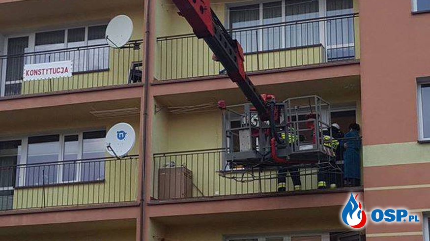 "Długie i ciężkie negocjacje". 2-latek zamknął babcię na balkonie. OSP Ochotnicza Straż Pożarna