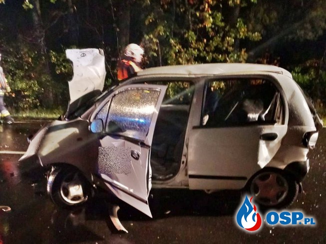 Rozbity radiowóz, ranni policjanci. Pijany sprawca wypadku uciekł nie udzielając pomocy. OSP Ochotnicza Straż Pożarna