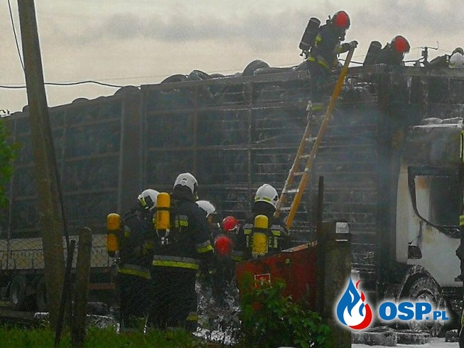 Pożar ciężarówki wypełnionej oponami. 6 zastępów w akcji. OSP Ochotnicza Straż Pożarna