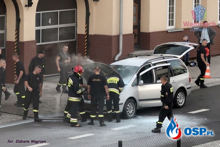 Płonący samochód przyjechał pod budynek strażaków. Nietypowa akcja w Wałbrzychu. OSP Ochotnicza Straż Pożarna
