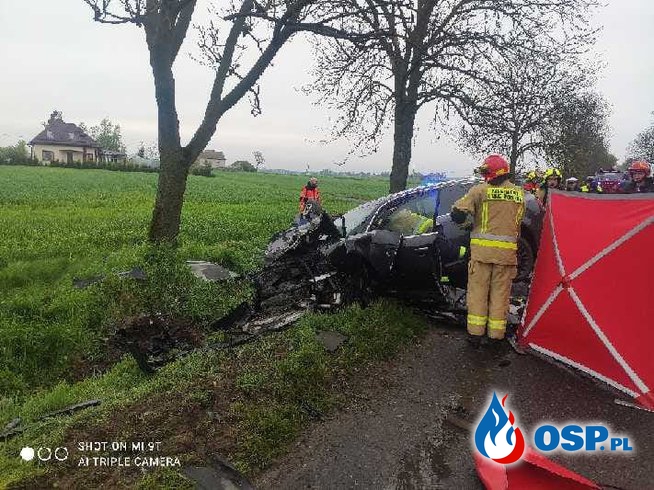 Tragiczny wypadek podczas wyprzedzania. Kobieta i mężczyzna zginęli na miejscu. OSP Ochotnicza Straż Pożarna