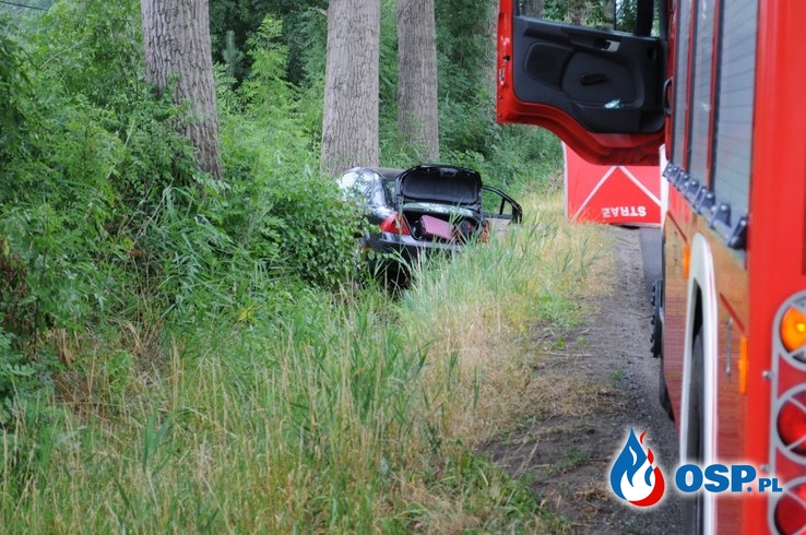 Wracali z urlopu, kierowca auta zasnął i wjechał w drzewo. Zginęła pasażerka. OSP Ochotnicza Straż Pożarna