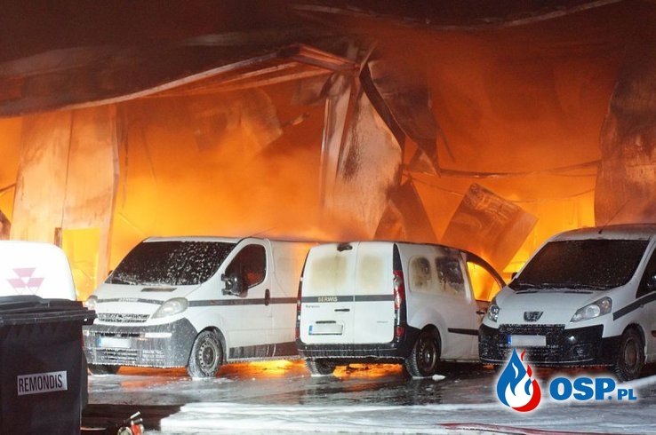 Spłonęła hala z maszynami rolniczymi. Pożar gasiło 15 zastępów straży pożarnej. OSP Ochotnicza Straż Pożarna