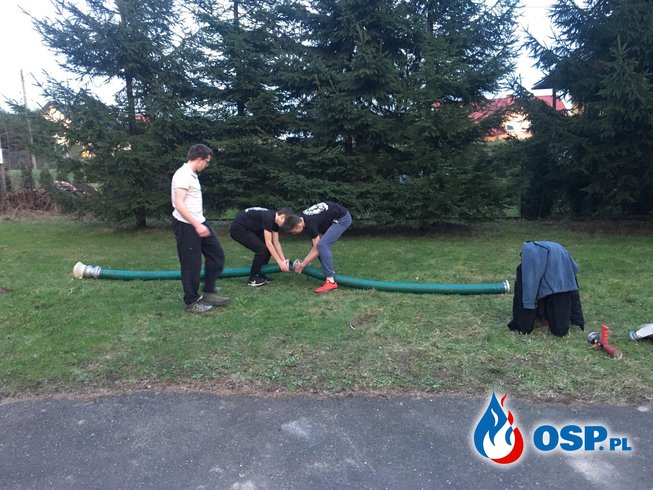 Młodzież rozpoczęłą ćwiczenia praktyczne OSP Ochotnicza Straż Pożarna