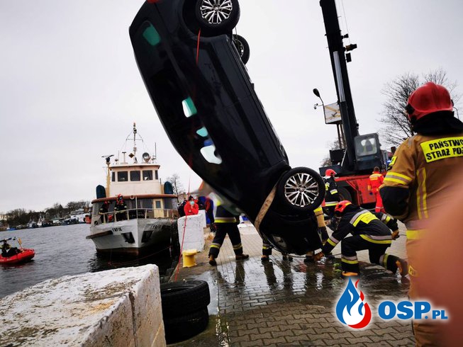 Auto wpadło do kanału portowego w Dziwnowie. Zginęły 4 osoby, w tym 2 dzieci. OSP Ochotnicza Straż Pożarna