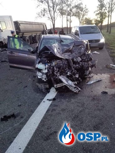 Auto zderzyło się z dwoma ciężarówkami. Zginął obywatel Włoch. OSP Ochotnicza Straż Pożarna