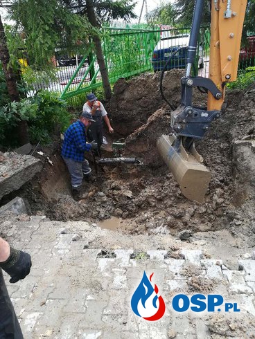 Ponad 150 osób ewakuowanych w Szydłowcu. Koparka uszkodziła gazociąg. OSP Ochotnicza Straż Pożarna
