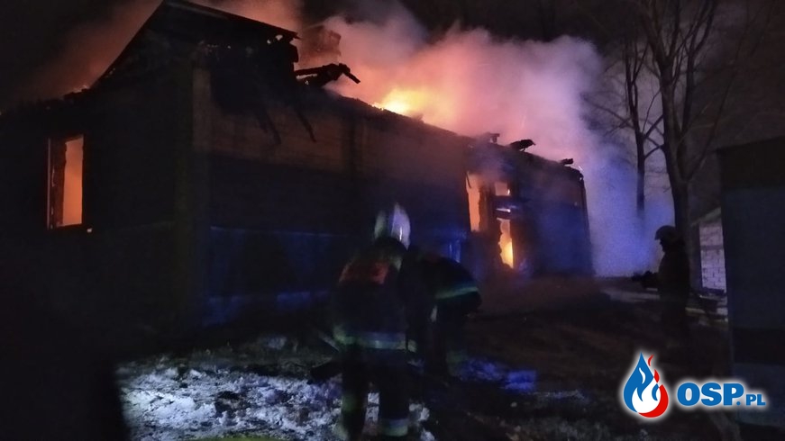 Drewniany dom doszczętnie spłonął. Właściciel zdołał uciec przed pożarem. OSP Ochotnicza Straż Pożarna