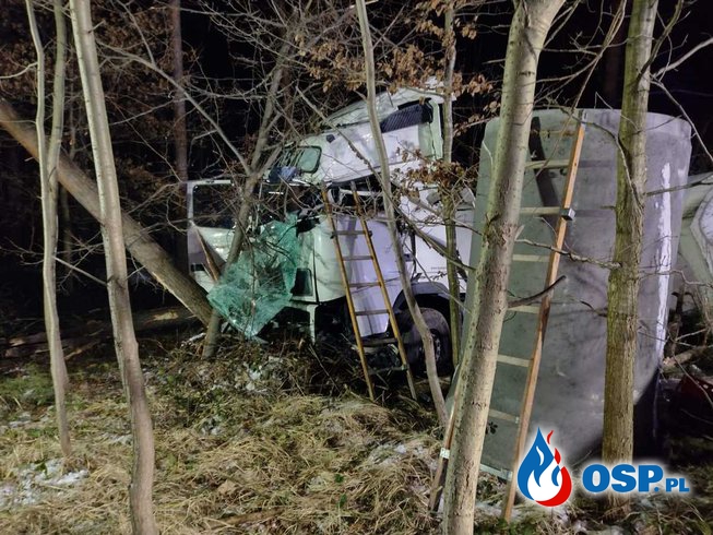 Wypadek dwóch ciężarówek. Jedna po zderzeniu wjechała do lasu. OSP Ochotnicza Straż Pożarna