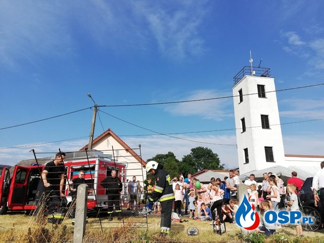 Pokaz sprzętu hydraulicznego i armatury wodnej na festynie w Radostyni OSP Ochotnicza Straż Pożarna