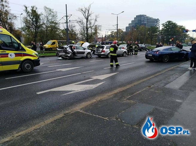 Sportowy Nissan GT-R rozbity w Bydgoszczy. Zderzenie 5 aut w centrum miasta. OSP Ochotnicza Straż Pożarna