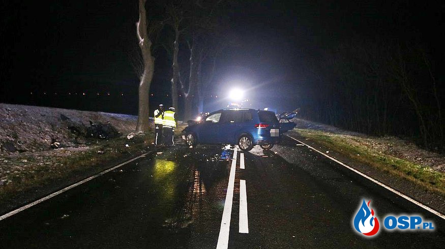 BMW rozpadło się po zderzeniu w trakcie wyprzedzania. Zginęła 16-letnia pasażerka. OSP Ochotnicza Straż Pożarna