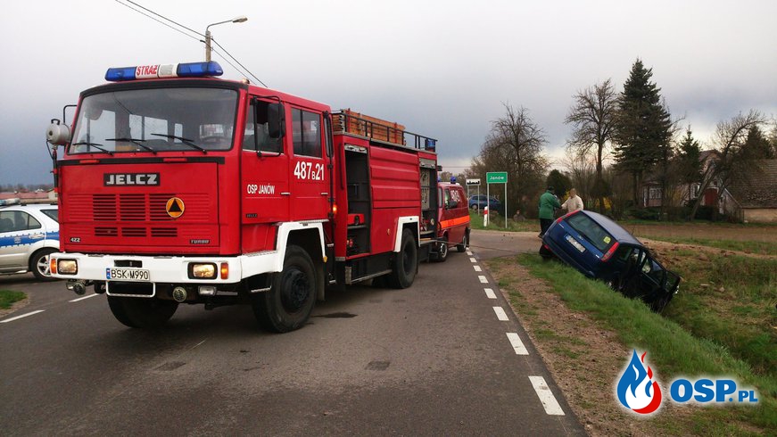 Samochód zatrzymał sie na przepuście drogowym OSP Ochotnicza Straż Pożarna