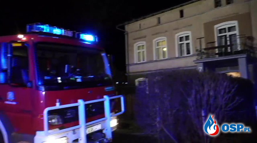 Pijany lokator spowodował pożar we własnym mieszkaniu. Ewakuowano 6 osób. OSP Ochotnicza Straż Pożarna