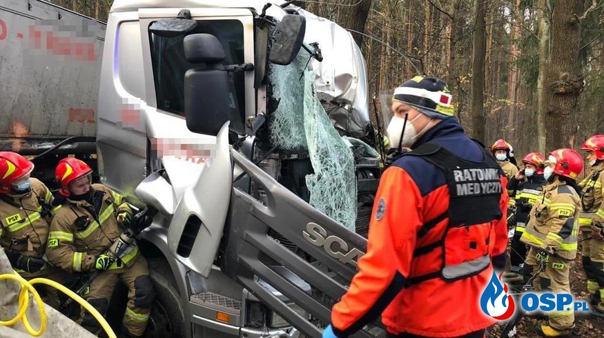 Kabina ciężarówki zmiażdżona po wypadku. Po kierowcę przyleciał śmigłowiec LPR. OSP Ochotnicza Straż Pożarna