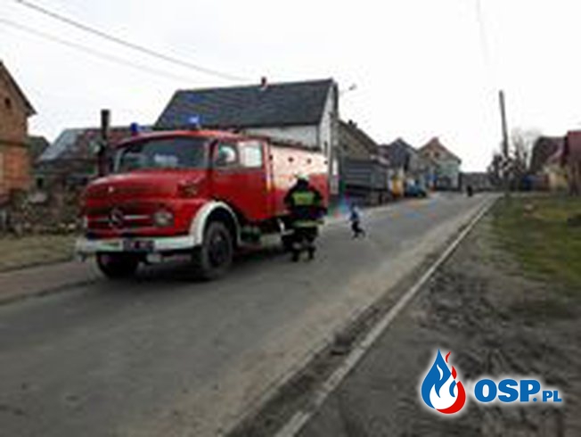 Miejscowe zagrorzenie Zwisająca Gałąż nad drogą gminną OSP Ochotnicza Straż Pożarna