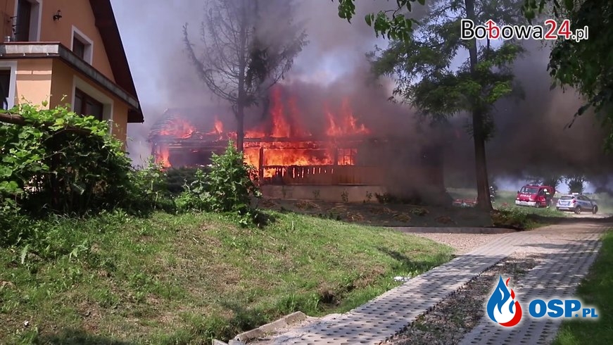 Drewniany dom w ogniu. Budynek niemal doszczętnie spłonął. OSP Ochotnicza Straż Pożarna
