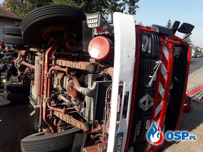 Wypadek strażaków w drodze na ćwiczenia. Wóz przewrócił się na bok! OSP Ochotnicza Straż Pożarna