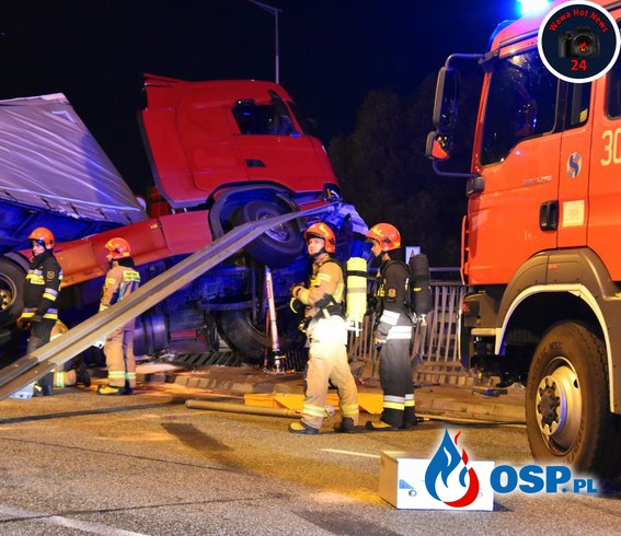 Zderzenie ciężarówki z jaguarem. Skończyło się blokadą trasy S8. OSP Ochotnicza Straż Pożarna