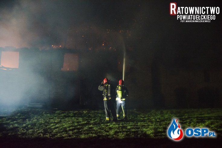 Trzy budynki spłonęły w nocnym pożarze. W akcji blisko 40 strażaków. OSP Ochotnicza Straż Pożarna
