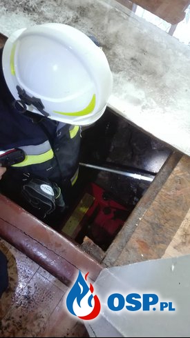 Pęknięta rura w pomieszczeniu piwniczym OSP Ochotnicza Straż Pożarna