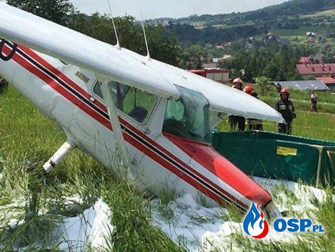 Wypadek awionetki w Lubieniu. Pilot wyszedł z samolotu o własnych siłach. OSP Ochotnicza Straż Pożarna