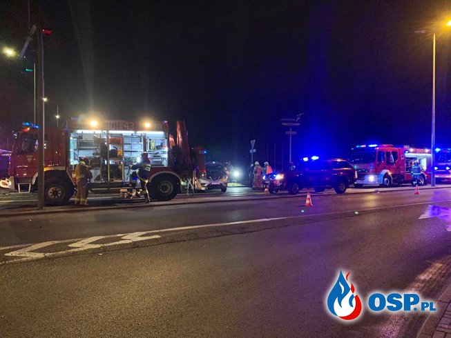 Zderzenie karetki z samochodem strażackim na obwodnicy Opola. 8 osób rannych. OSP Ochotnicza Straż Pożarna