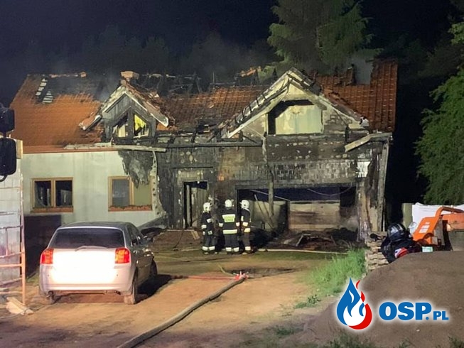Nocny pożar domu w Reglu. Akcja trwała ponad 3 godziny. OSP Ochotnicza Straż Pożarna