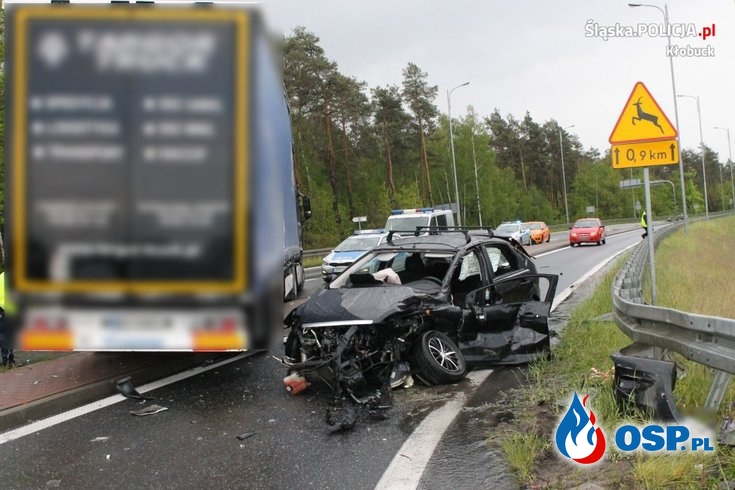 Tragiczne zderzenie auta z ciężarówką. Zginął 74-latek. OSP Ochotnicza Straż Pożarna