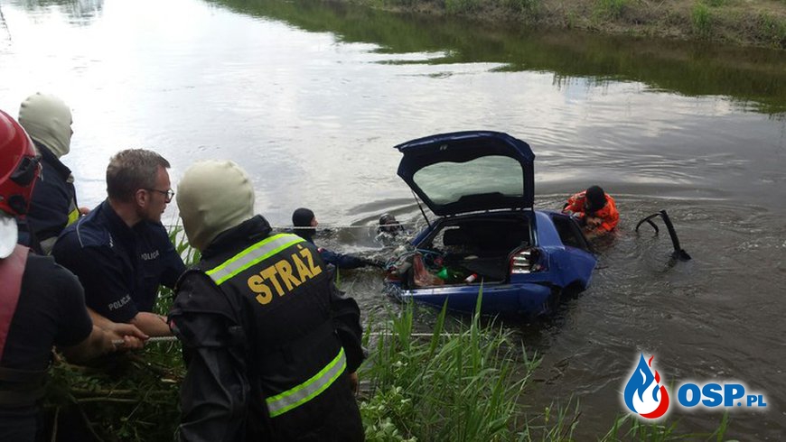 Samochód zjechał ze skarpy do rzeki. Nie żyje kierowca, cztery osoby ranne. OSP Ochotnicza Straż Pożarna
