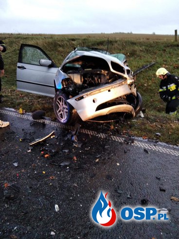 20-letni kierowca BMW zginął w czołowym zderzeniu pod Pasłękiem. Nie miał zapiętych pasów. OSP Ochotnicza Straż Pożarna
