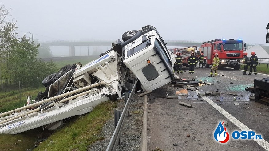 Zderzenie trzech ciężarówek na S5. Z jednej spadł przewożony kombajn. OSP Ochotnicza Straż Pożarna