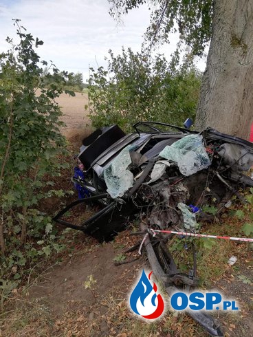 Kierowca BMW zginął w wypadku, po zderzeniu się trzech samochodów. OSP Ochotnicza Straż Pożarna