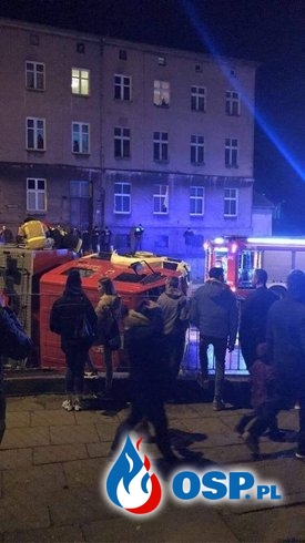 Wypadek wozu strażackiego w Słupsku. MAN przewrócił się na bok po zderzeniu z autem osobowym. OSP Ochotnicza Straż Pożarna