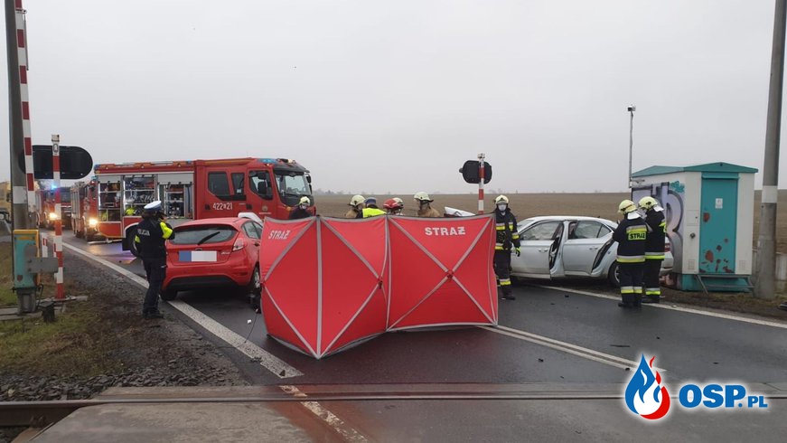 Czołowy wypadek dwóch samochodów na przejeździe kolejowym OSP Ochotnicza Straż Pożarna